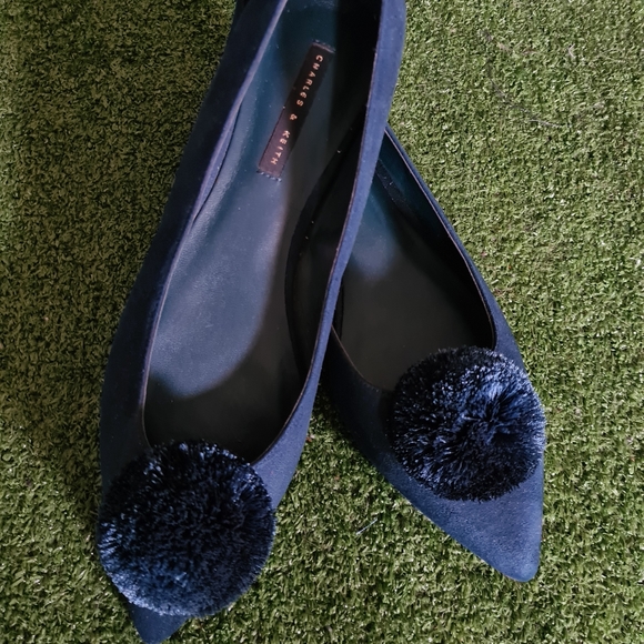 Charles and Keith green suede flats - Picture 6 of 7